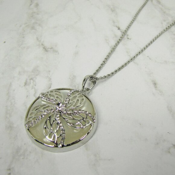 Flower round pendant with crystals set into it and on top of a white setting - Picture 2 of 7